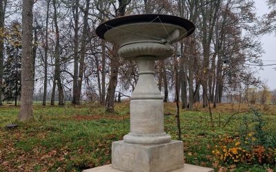 Atjaunota muižas dārza vāze