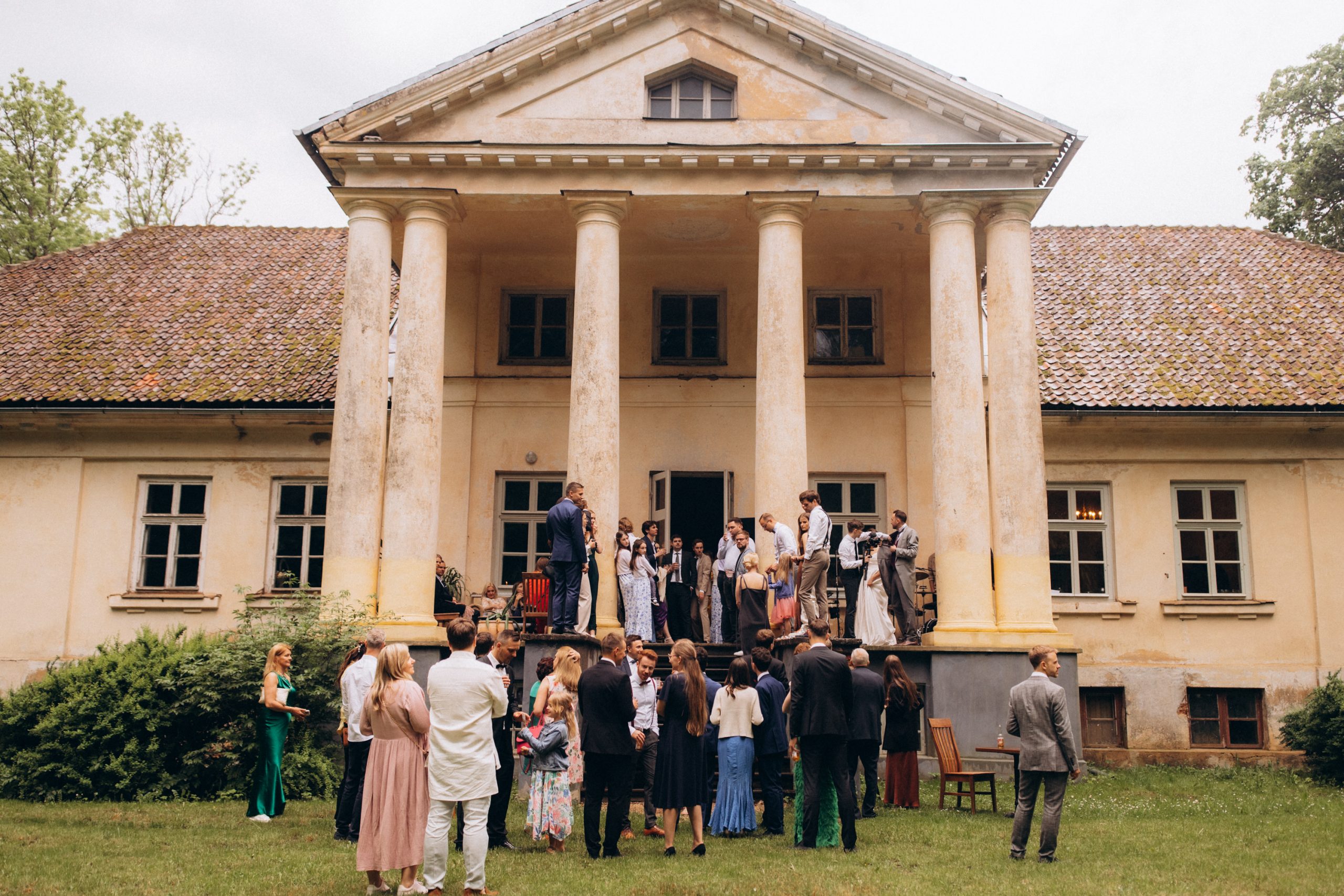 Kāzas Padures muižā Padures muiža. Skats no parka. Daudz viesu