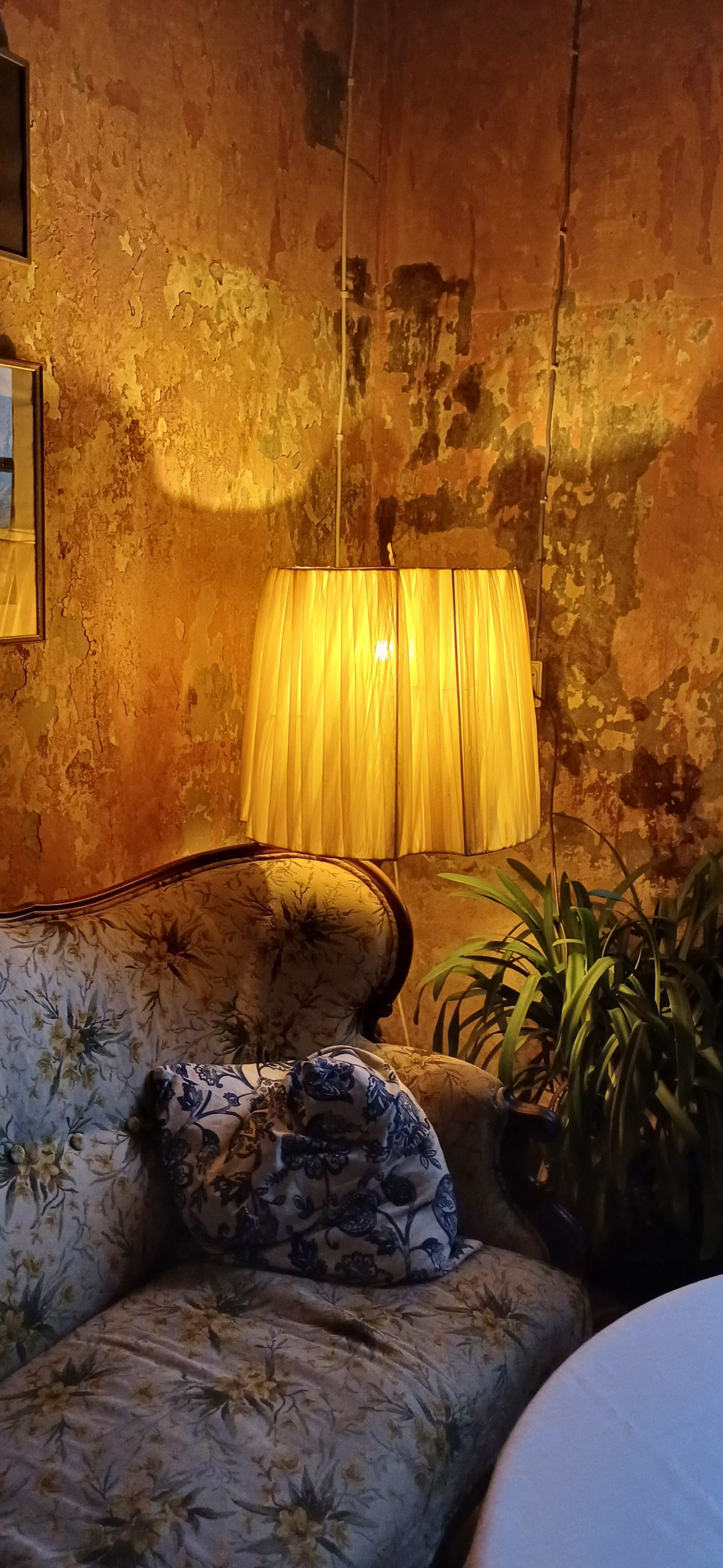 Dzeltena stāvlampa un dīvāns Padures muižā