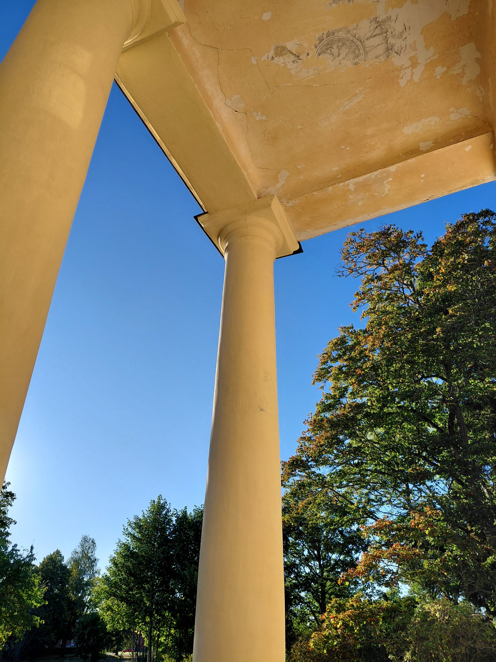 Padures muižas kolonnas. Dzeltenas. Klasicisms