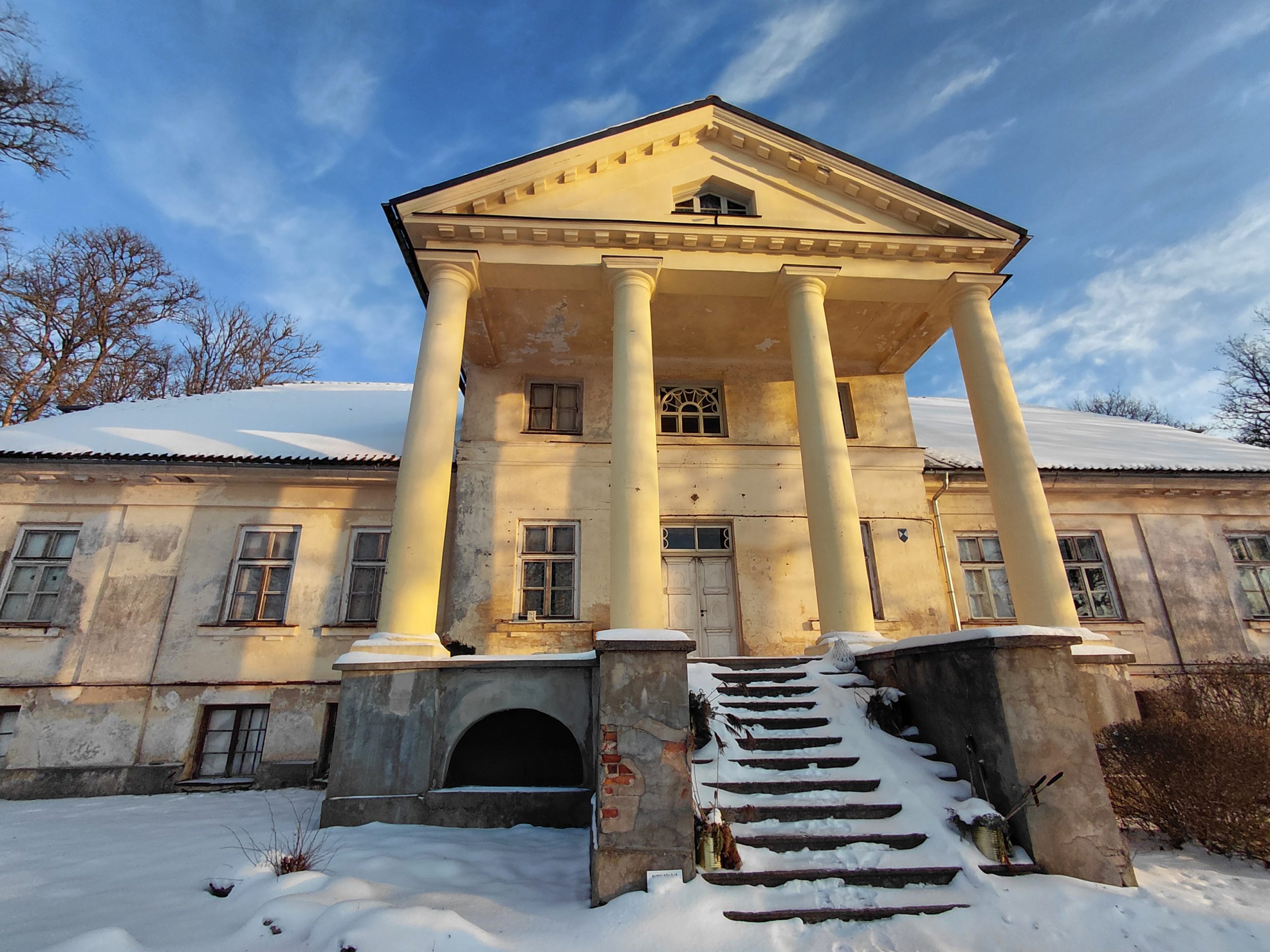 Padures muiža ziemā Klasicisma muiža ar portiku ar četrām kolonnām