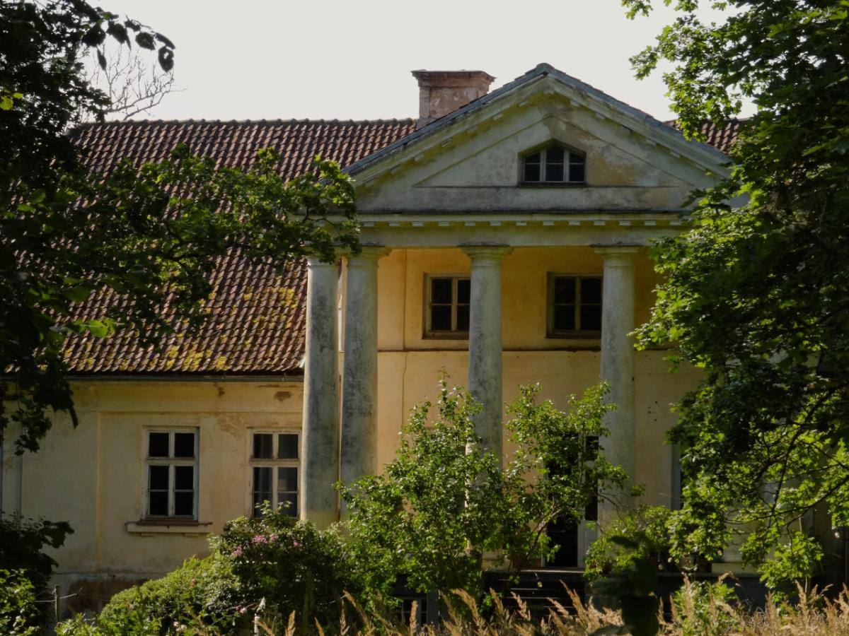 Ekskursijos dvare — Padurės dvaro fasadas iš parko