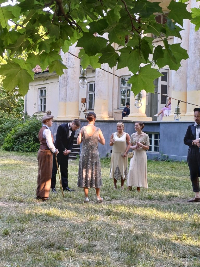Aizkadra mirklis no seriāla "Pansija pilī" filmēšanas Padures muižā