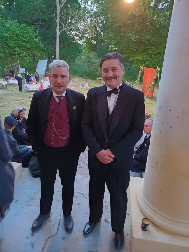 Seriāla "Pansija pilī" aktieri Padures muižā