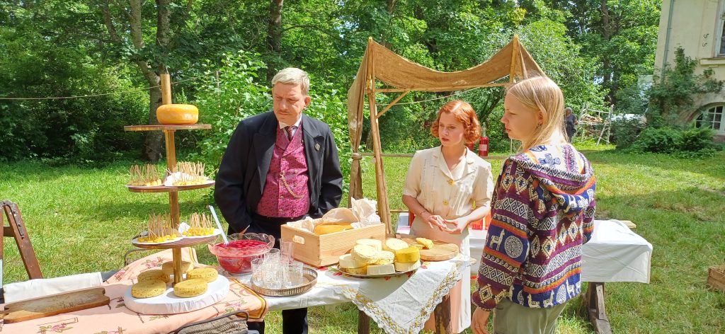 Aizkadra mirklis no seriāla "Pansija pilī" filmēšanas Padures muižā