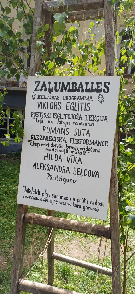 Seriāla "Pansija pilī" Zaļumballes ainas plakāts Padures muižā