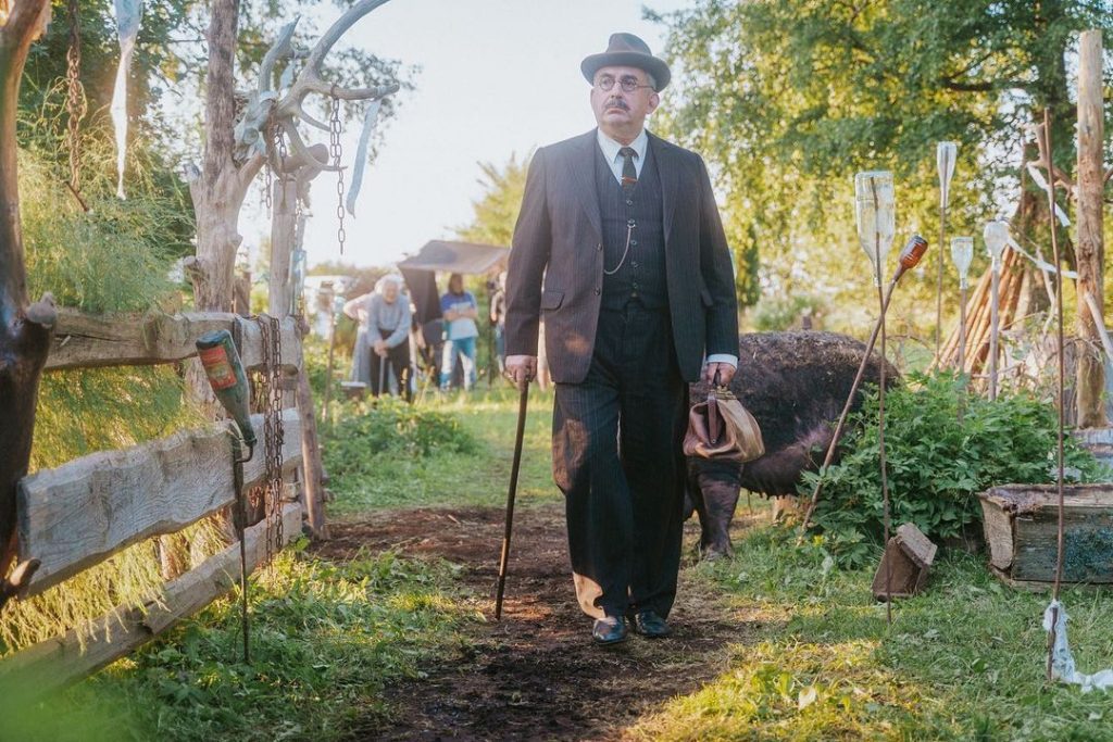 Filmēšanas grupa seriāla "Pansija pilī" uzņemšanas laukumā Padures muižā