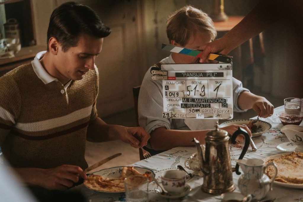 Kadrs no seriāla "Pansija pilī" filmēšanas Padures muižā