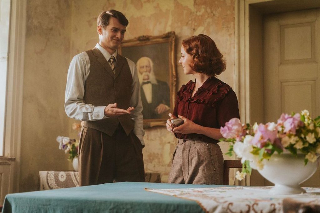 Kadrs no seriāla "Pansija pilī" filmēšanas Padures muižā