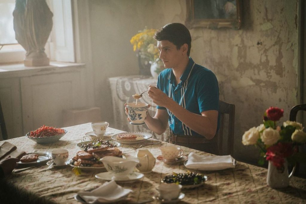 Kadrs no seriāla "Pansija pilī" filmēšanas Padures muižā