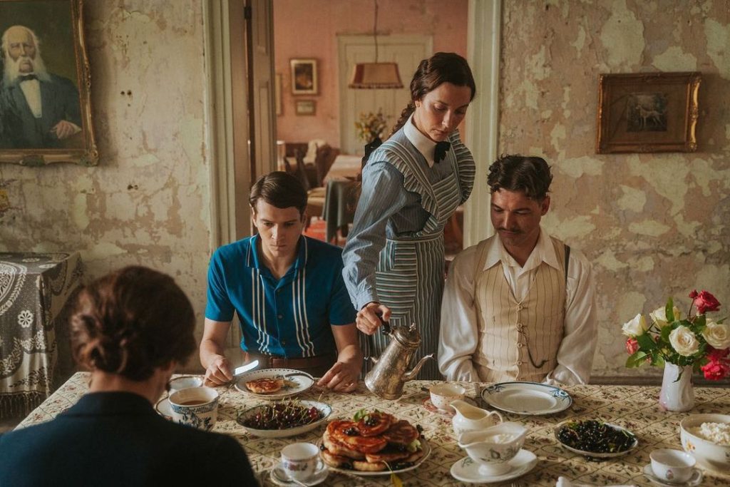 Kadrs no seriāla "Pansija pilī" filmēšanas Padures muižā